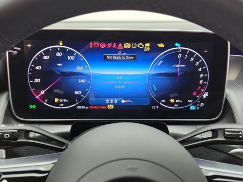 Used 2025 Mercedes-Benz GLC 350e 4MATIC image 9