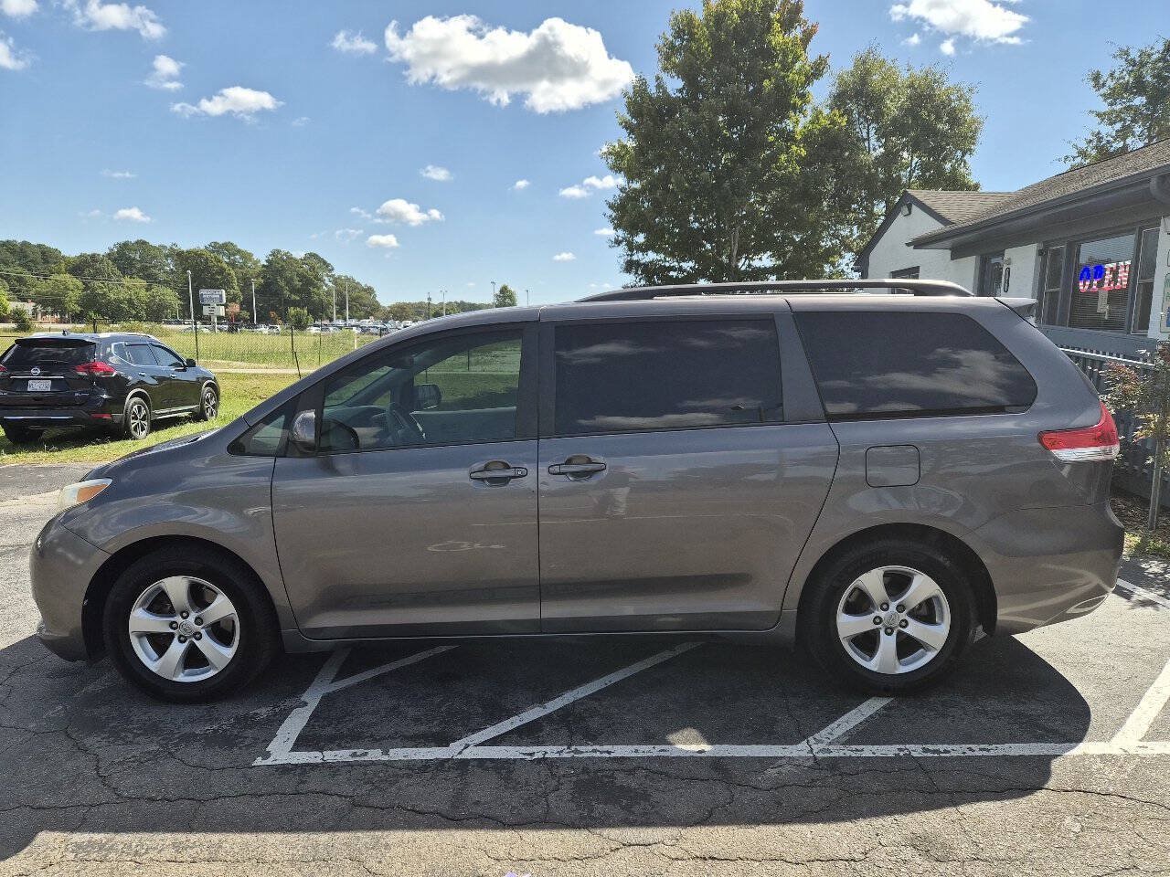 Used 2014 Toyota Sienna LE FWD image 6