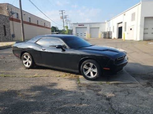 Used 2018 Dodge Challenger SXT RWD image 10
