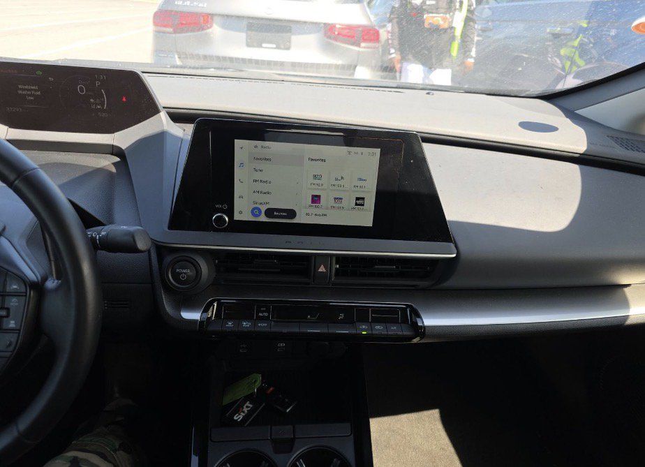 Used 2025 Toyota Prius LE FWD image 12
