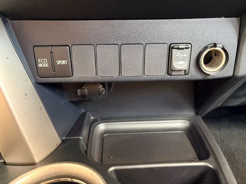 Used 2013 Toyota RAV4 XLE AWD/4WD image 18