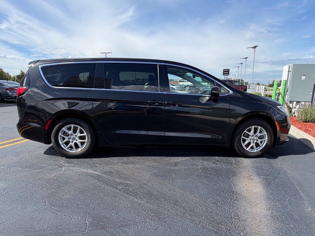 Used 2024 Chrysler Pacifica Touring-L FWD image 8