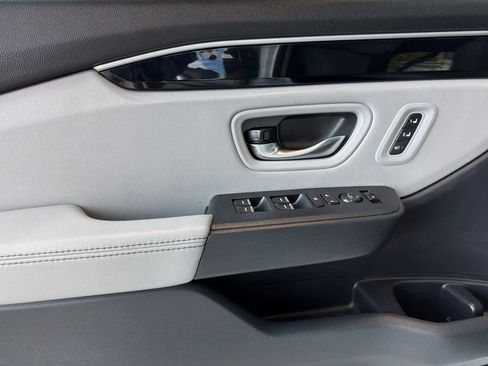 Used 2025 Honda Pilot Touring image 14