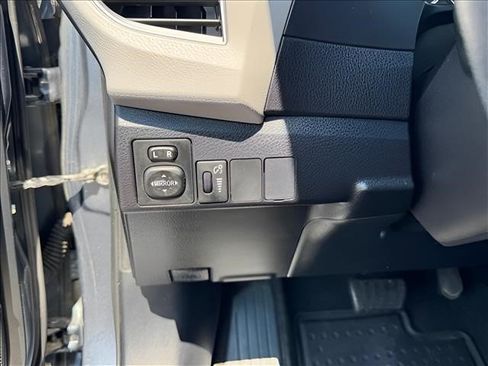 Used 2015 Toyota Corolla LE FWD image 17
