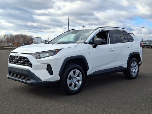 Used 2021 Toyota RAV4 LE image 3