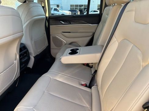 Used 2022 Jeep Grand Cherokee Limited w/ Luxury Tech Group II image 22