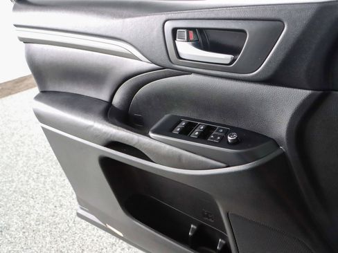 Used 2018 Toyota Highlander SE image 21