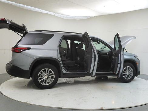 Used 2023 Chevrolet Traverse LT image 13