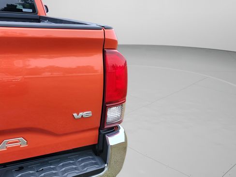 Used 2018 Toyota Tacoma TRD Sport image 19