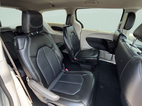 Used 2024 Chrysler Pacifica Touring-L FWD image 11