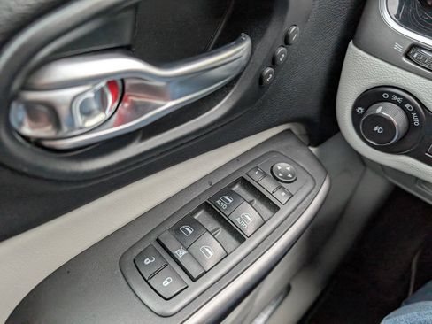 Used 2019 Jeep Cherokee Limited w/ Trailer Tow Group AWD/4WD image 19