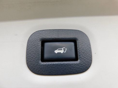 Used 2018 Nissan Rogue SV image 6