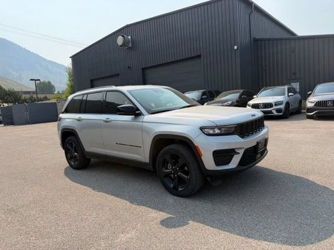 Used 2023 Jeep Grand Cherokee Altitude AWD/4WD image 6