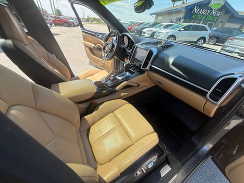 Used 2017 Porsche Cayenne AWD/4WD image 14
