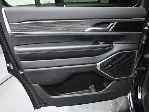 Used 2022 Jeep Wagoneer Series III w/ Flexible Seating Group AWD/4WD image 13