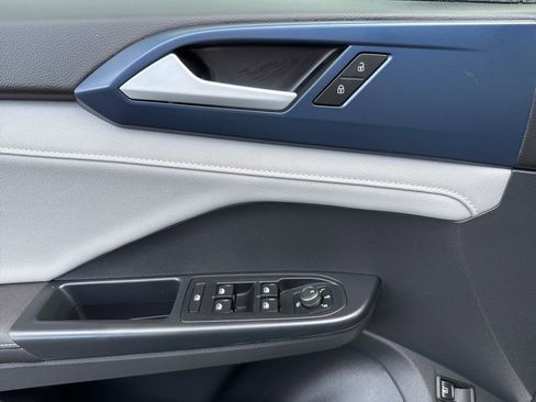 Used 2024 Volkswagen Taos SE w/ Panoramic Sunroof Package image 12