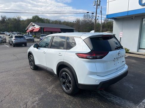 Used 2024 Nissan Rogue SV image 5