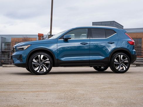 Certified 2025 Volvo XC40 B5 Ultra w/ Climate Package image 3