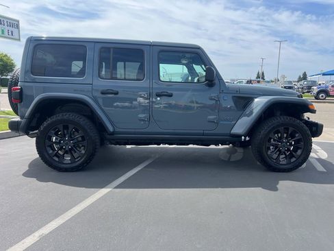 Used 2025 Jeep Wrangler Unlimited Sahara AWD/4WD image 12