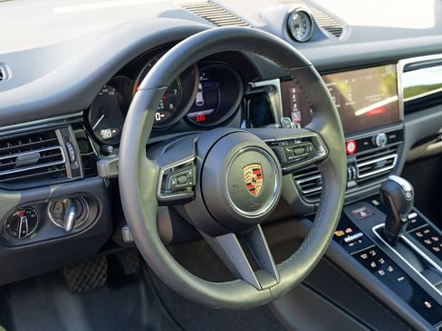 Used 2025 Porsche Macan AWD/4WD image 20