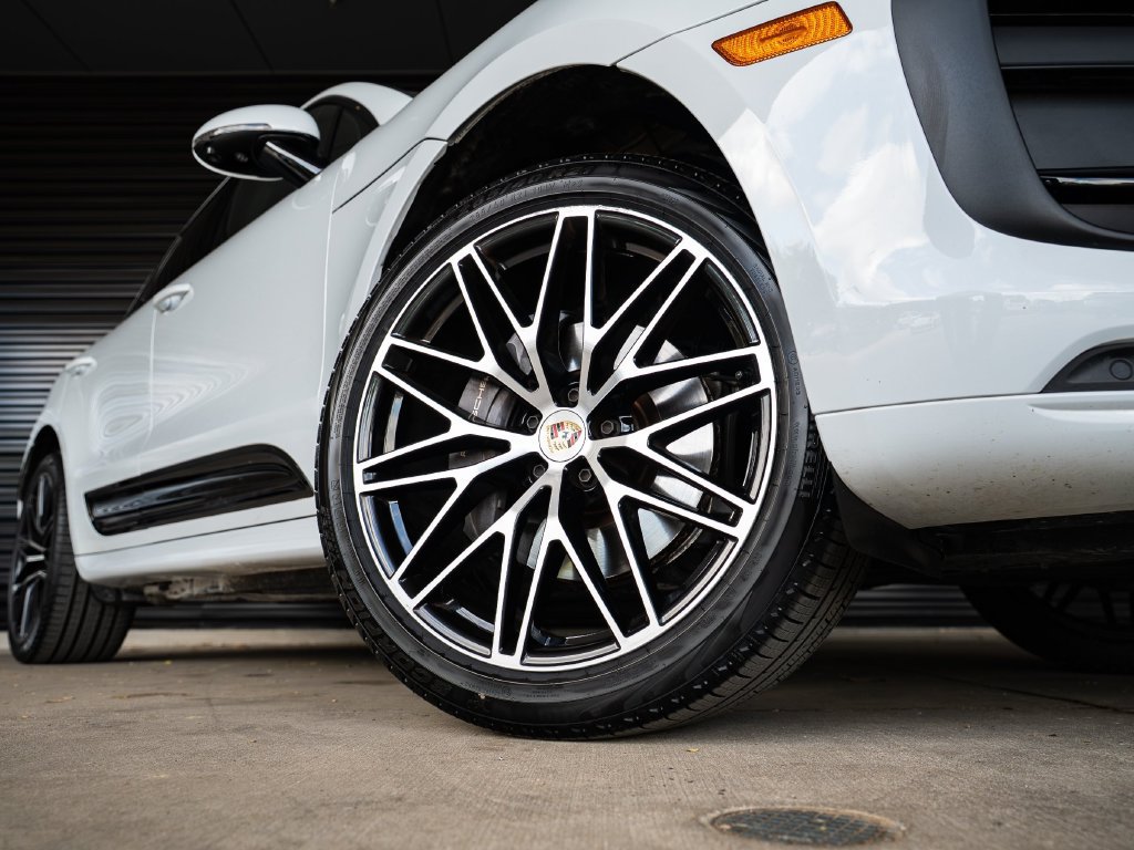 Certified 2023 Porsche Macan AWD/4WD image 12