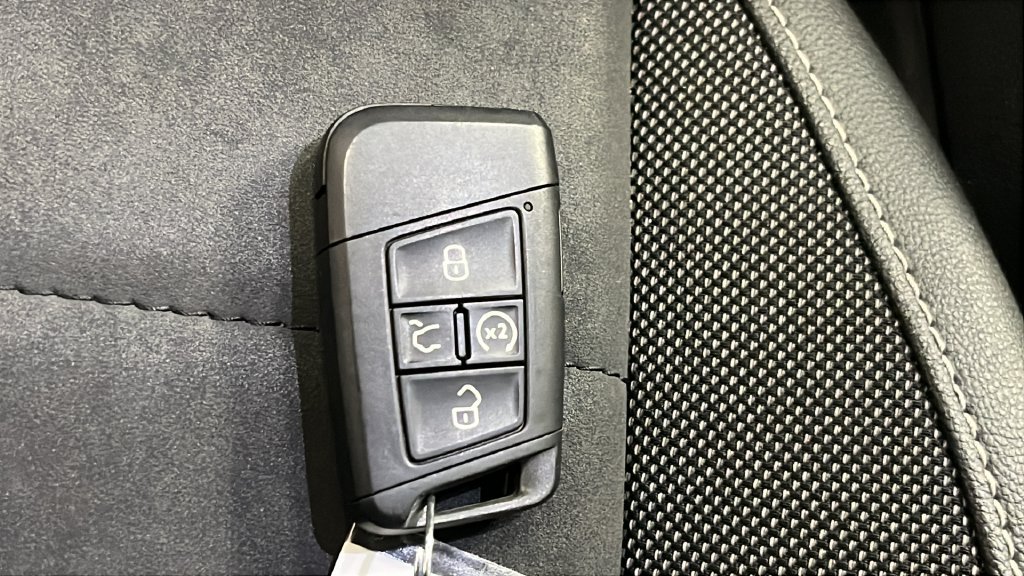 Used 2022 Volkswagen Taos SE w/ Panoramic Sunroof Package FWD image 35