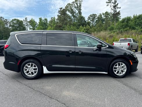 Used 2023 Chrysler Pacifica Touring-L FWD image 4