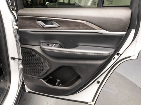 Used 2023 Jeep Grand Cherokee Limited w/ Black Appearance Package image 37