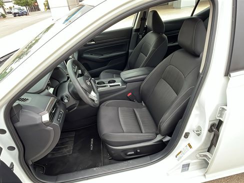 Used 2025 Nissan Altima 2.5 SV FWD image 10
