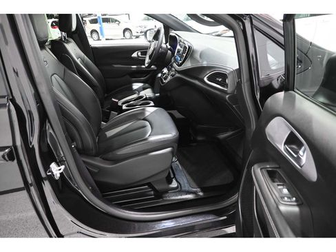 Used 2023 Chrysler Pacifica Touring-L w/ S Appearance Package FWD image 15