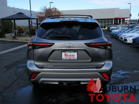 New 2026 Toyota Highlander Platinum image 3