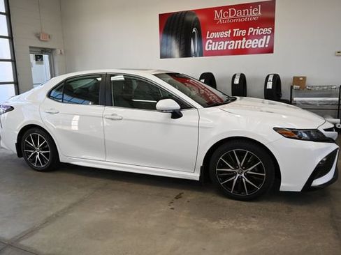 Used 2023 Toyota Camry SE w/ Cold Weather Package FWD image 4