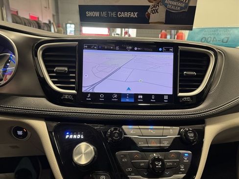Used 2024 Chrysler Pacifica Select image 29