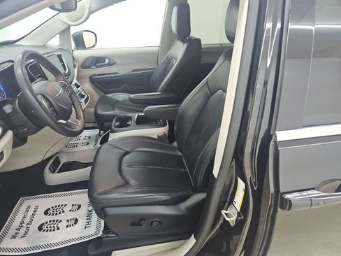Used 2023 Chrysler Pacifica Touring-L FWD image 2