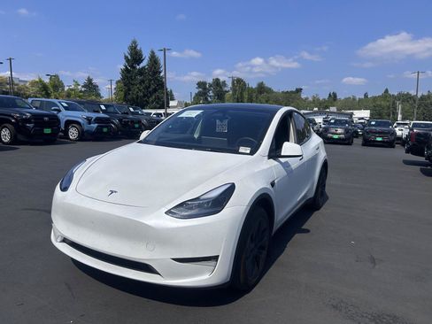 Used 2024 Tesla Model Y Long Range AWD/4WD image 1