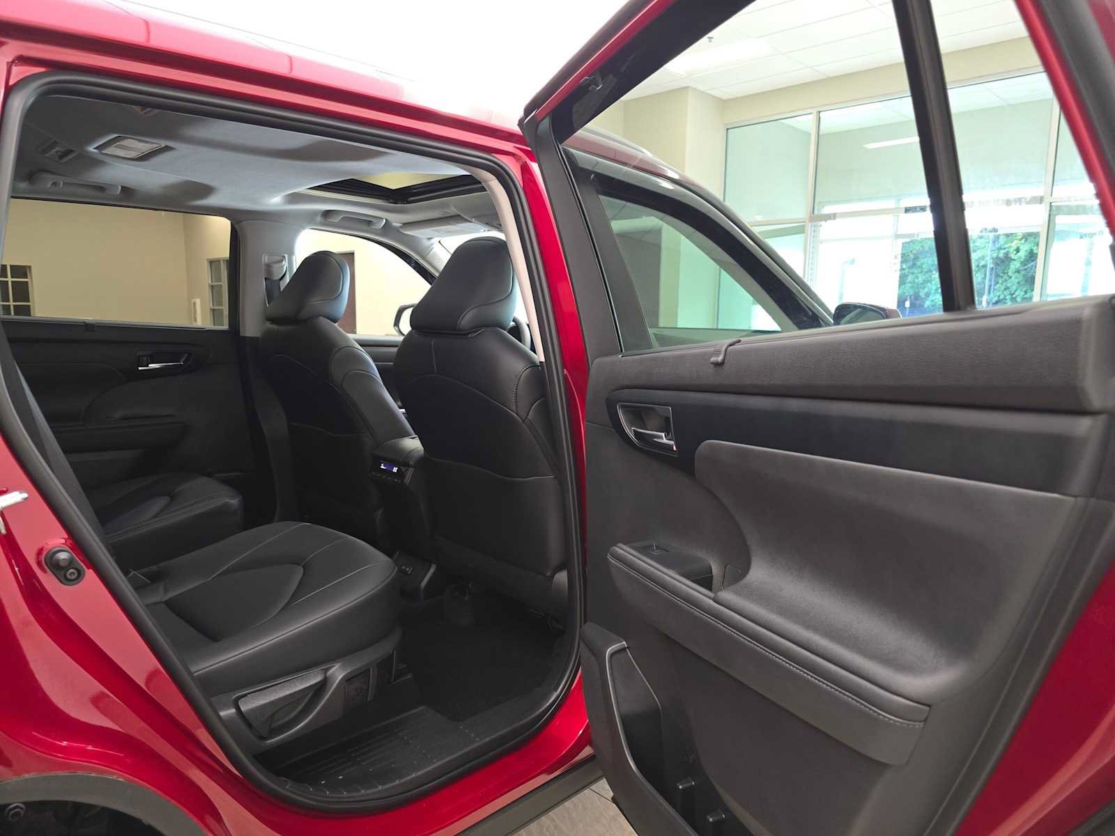 Used 2024 Toyota Highlander XLE AWD/4WD image 27