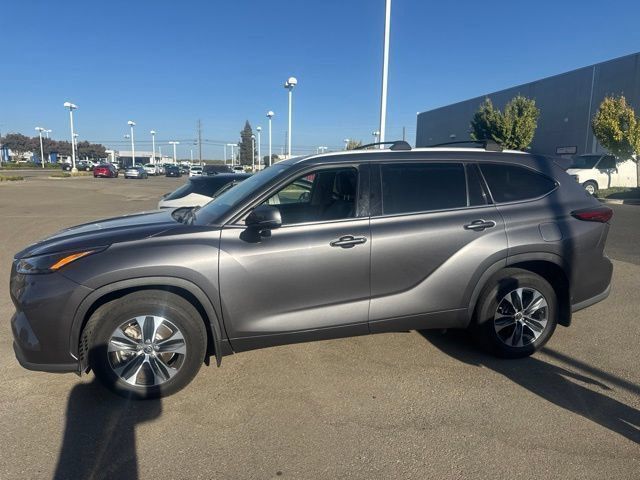 Used 2022 Toyota Highlander XLE AWD/4WD image 1