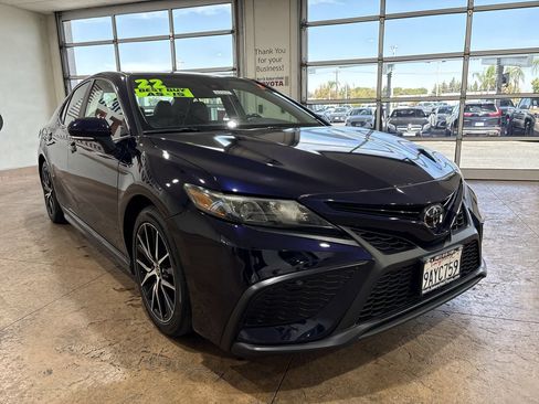 Used 2022 Toyota Camry SE w/ Convenience Package FWD image 4