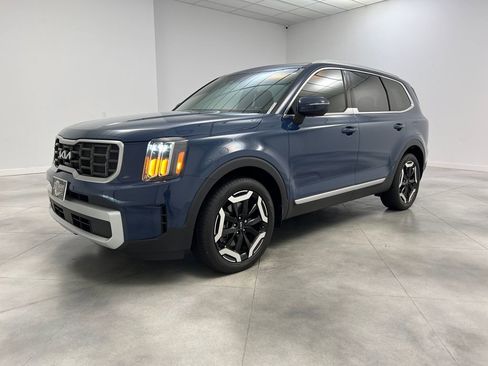 Used 2024 Kia Telluride EX w/ EX Captain's Chair Package image 4