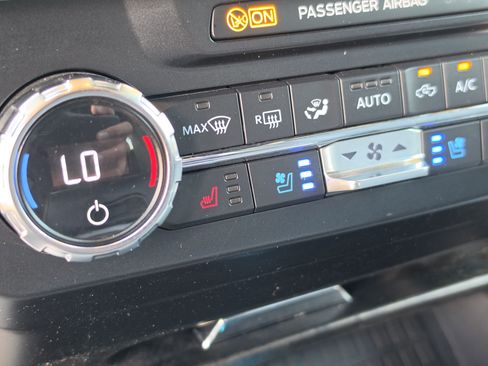 Used 2022 Ford F250 Lariat w/ Black Appearance Package AWD/4WD image 32