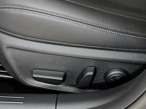 Used 2023 Genesis G70 2.0T image 16