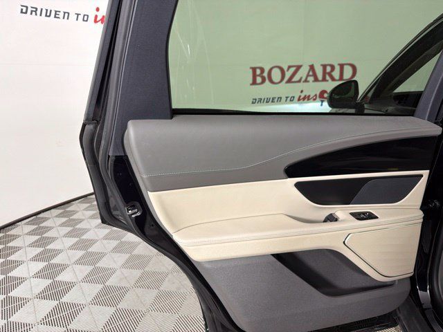 Used 2025 Lincoln Nautilus Premier AWD/4WD image 31