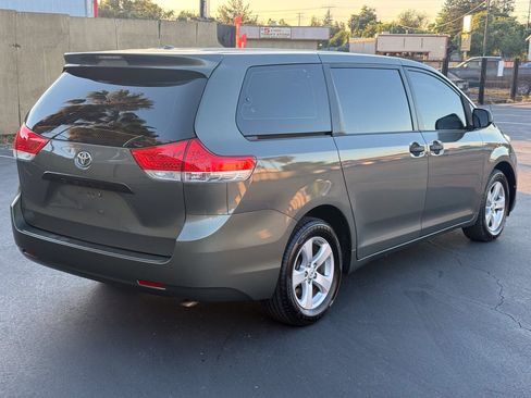 Used 2012 Toyota Sienna FWD image 6