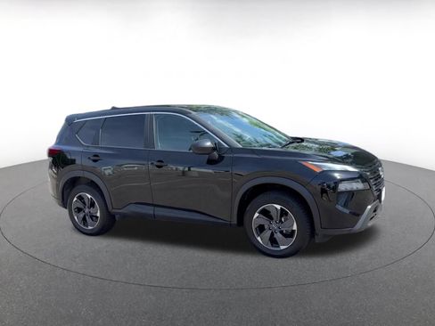 Used 2025 Nissan Rogue SV AWD/4WD image 2