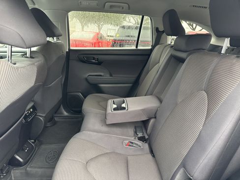 Used 2023 Toyota Highlander LE image 23