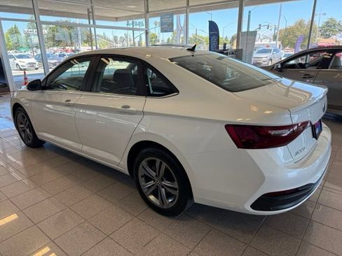 Used 2023 Volkswagen Jetta SE FWD image 5