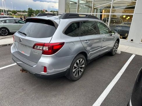 Used 2017 Subaru Outback 2.5i Limited AWD/4WD image 3