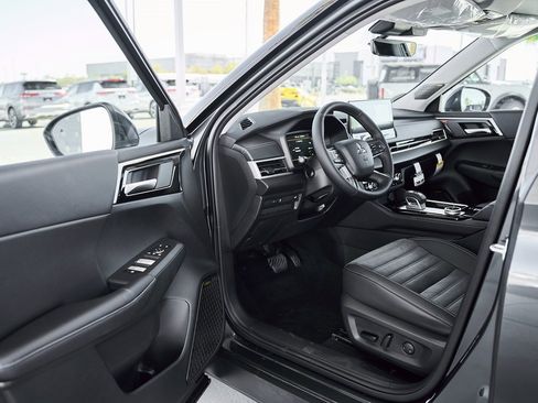 New 2026 Mitsubishi Outlander SE image 19