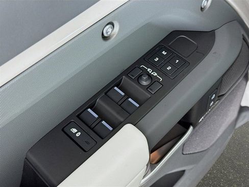 New 2026 Land Rover Defender 110 X-Dynamic SE image 20