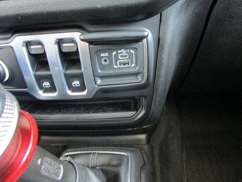 Used 2025 Jeep Wrangler Sport AWD/4WD image 35